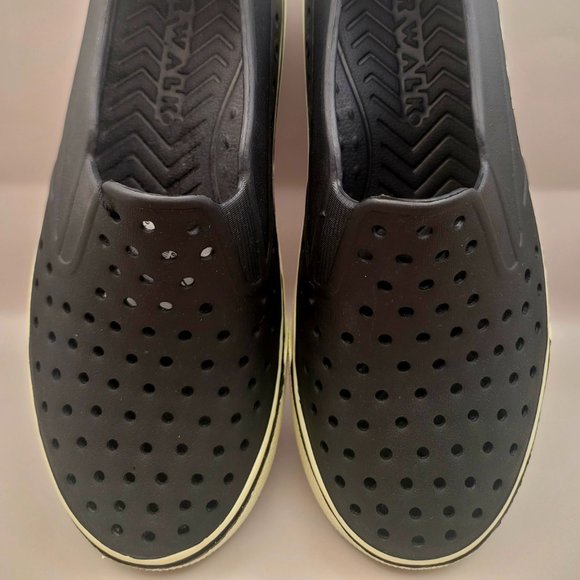 AIRWALK Waterproof Plastic Perforated Sneaker - Men's Size 7 - Black - Picture 1 of 4
